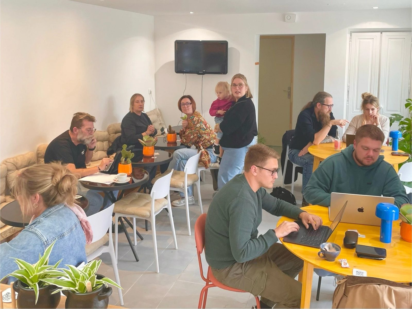 Espace coworking chez CALM. Coffee Shop