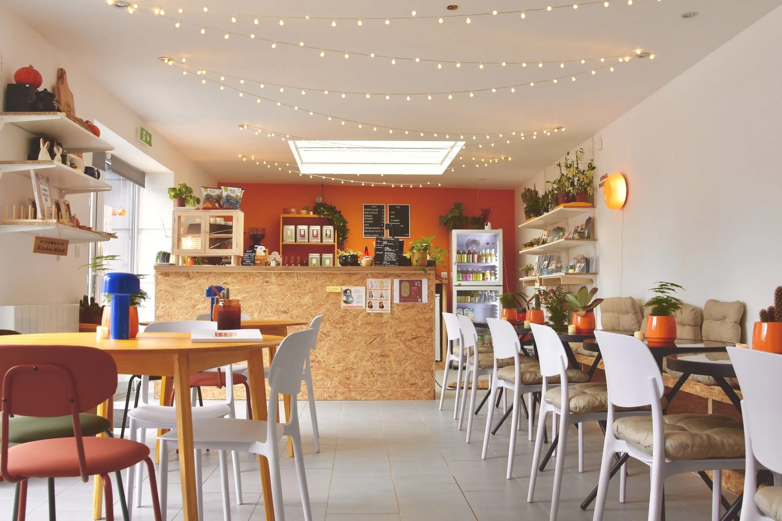 Salle principale de CALM. Coffee Shop